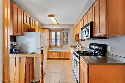 3023 Maplecrest Ave, Parma, OH 44134 photo 2