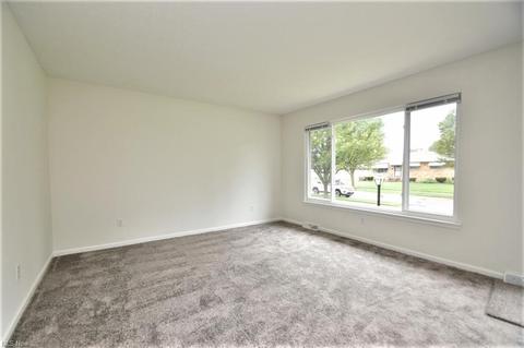 5821 E Glenn Dr, Maple Heights, OH 44137 photo 3