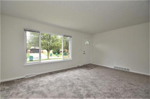 5821 E Glenn Dr, Maple Heights, OH 44137 photo 6