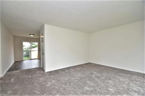 5821 E Glenn Dr, Maple Heights, OH 44137 photo 4