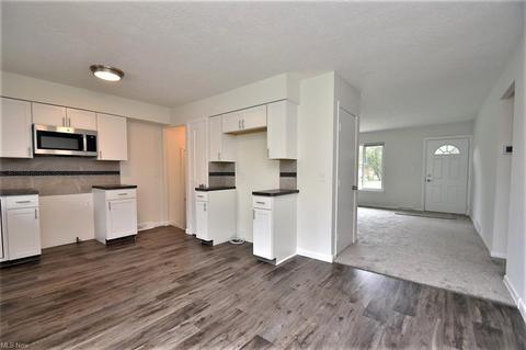5821 E Glenn Dr, Maple Heights, OH 44137 photo 9