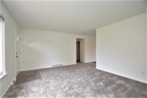 5821 E Glenn Dr, Maple Heights, OH 44137 photo 5