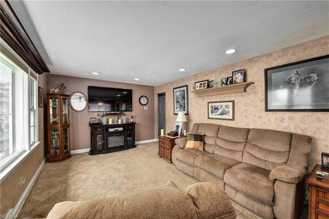 10141 Moore Dr, Parma, OH 44130 photo 2