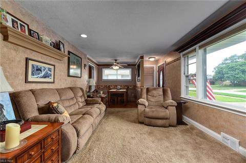 10141 Moore Dr, Parma, OH 44130 photo 5