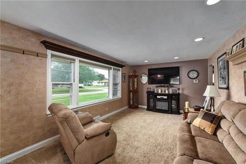 10141 Moore Dr, Parma, OH 44130 photo 3