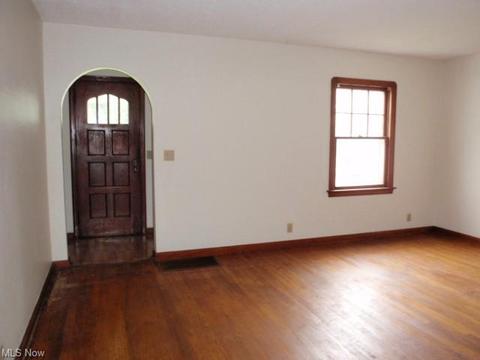 350 E 46th St, Lorain, OH 44052 photo 4