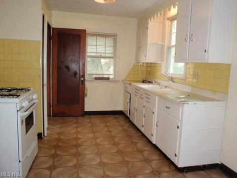 350 E 46th St, Lorain, OH 44052 photo 8