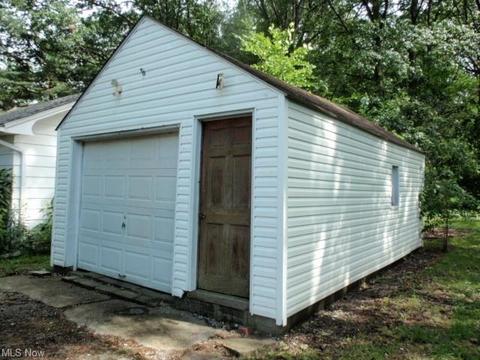 350 E 46th St, Lorain, OH 44052 photo 3