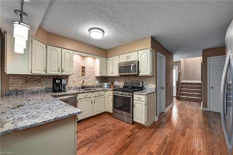 392 Windward Dr, Elyria, OH 44035 photo 17