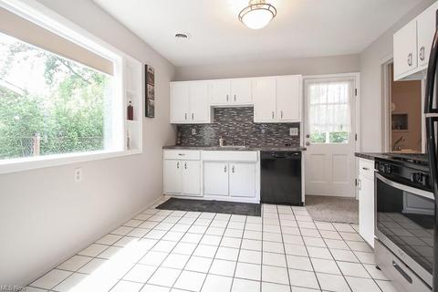 435 Walnut Dr, Berea, OH 44017 photo 5