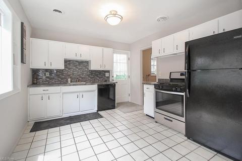 435 Walnut Dr, Berea, OH 44017 photo 4