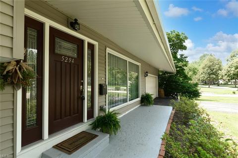 5294 Chickadee Ln, Lyndhurst, OH 44124 photo 2