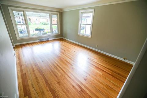 7718 Wainstead Dr, Parma, OH 44129 photo 4