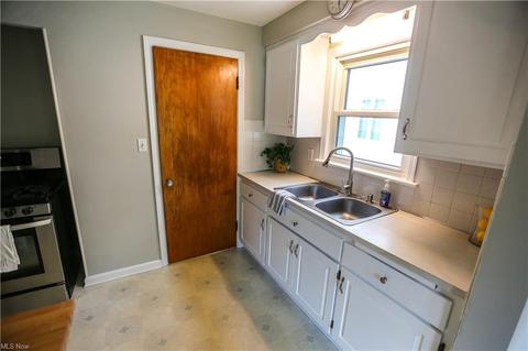 7718 Wainstead Dr, Parma, OH 44129 photo 6