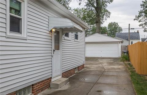 2811 Lucerne Ave, Parma, OH 44134 photo 3