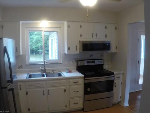 6121 Sequoia Dr, Parma, OH 44134 photo 5