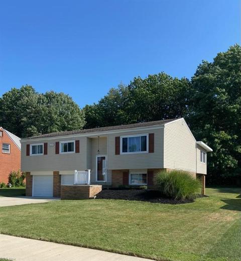 6121 Sequoia Dr, Parma, OH 44134 photo 2