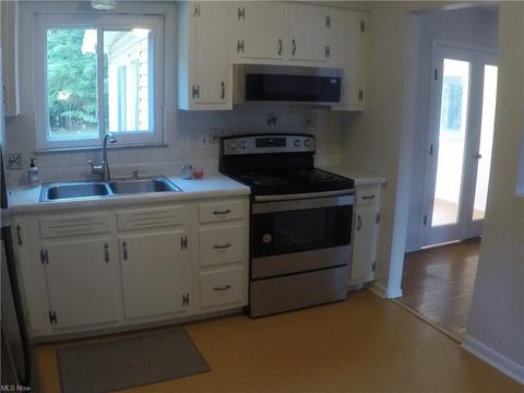 6121 Sequoia Dr, Parma, OH 44134 photo 3