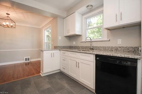 974 Learidge Rd, Lyndhurst, OH 44124 photo 2