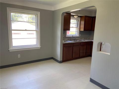 376 E 250th St, Euclid, OH 44132 photo 4