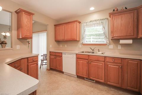7631 Falling Leaf Dr, Seven Hills, OH 44131 photo 8