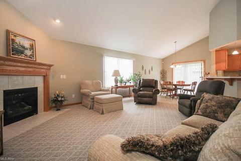 7631 Falling Leaf Dr, Seven Hills, OH 44131 photo 5
