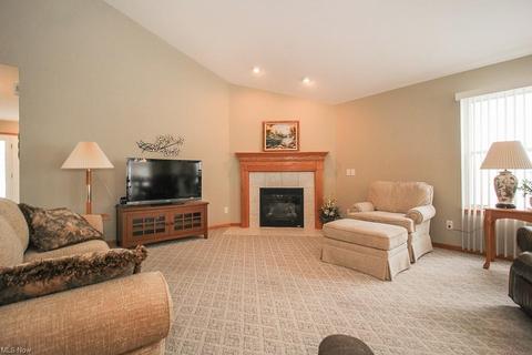 7631 Falling Leaf Dr, Seven Hills, OH 44131 photo 3
