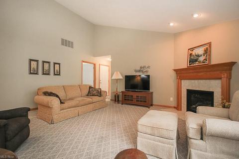7631 Falling Leaf Dr, Seven Hills, OH 44131 photo 4