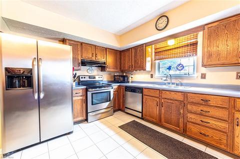 3701 Leavitt Rd, Lorain, OH 44053 photo 9