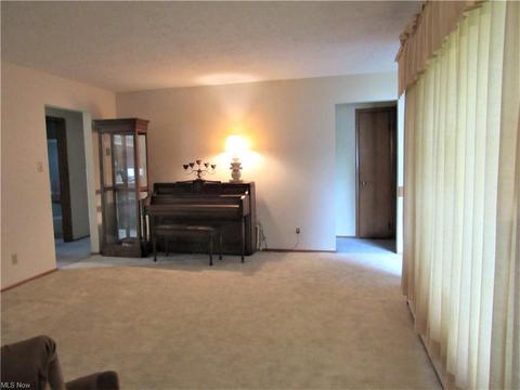 2525 Wright Rd, Akron, OH 44320 photo 2