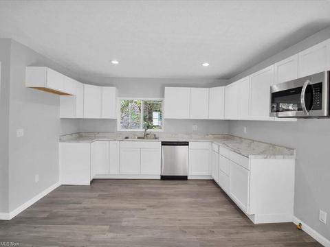 2410 E 32nd St, Lorain, OH 44055 photo 3