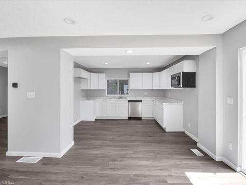 2410 E 32nd St, Lorain, OH 44055 photo 9