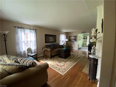 180 Wolcott Dr, Youngstown, OH 44512 photo 3