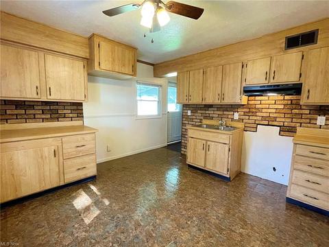 2477 E 41st St, Lorain, OH 44055 photo 11