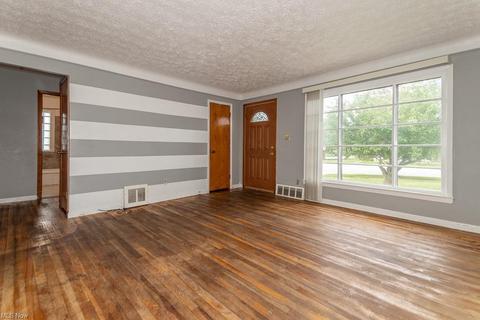 709 E 249th St, Euclid, OH 44123 photo 3