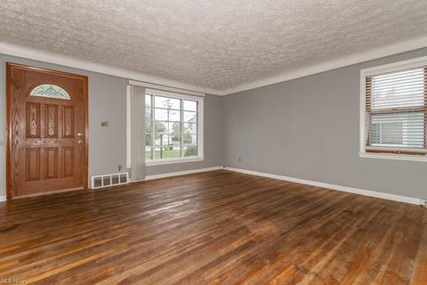 709 E 249th St, Euclid, OH 44123 photo 2