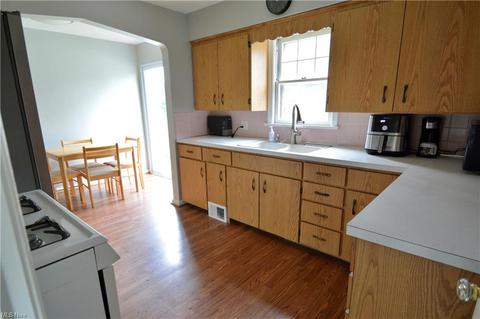 21 E Lewis St, Struthers, OH 44471 photo 2