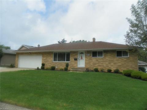 5392 Regency Dr, Parma, OH 44129 photo 1