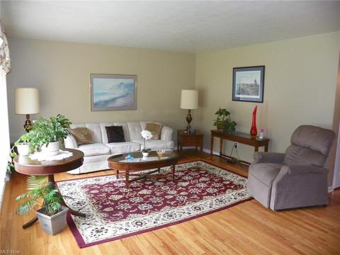 5392 Regency Dr, Parma, OH 44129 photo 2
