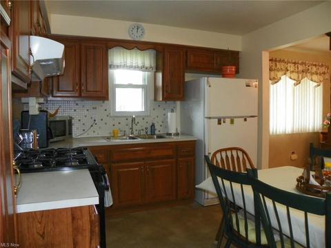5392 Regency Dr, Parma, OH 44129 photo 6