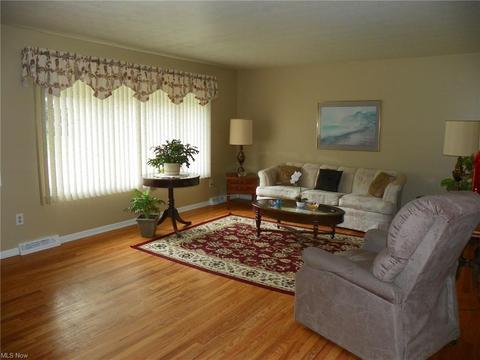 5392 Regency Dr, Parma, OH 44129 photo 3