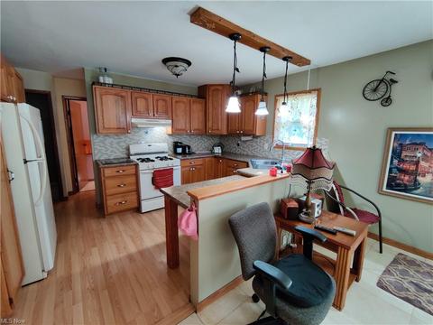 1060 Bruce Rd, Akron, OH 44306 photo 3