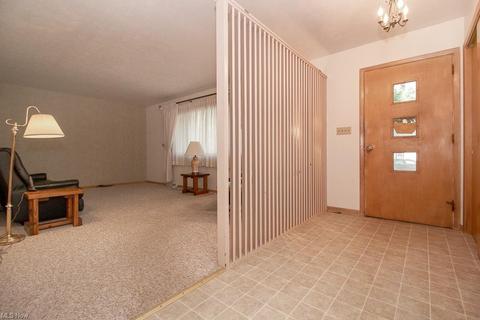 2447 Glengate Dr, Willoughby Hills, OH 44094 photo 2