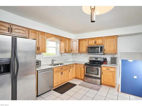 6708 Regency Dr, Parma, OH 44129 photo 13