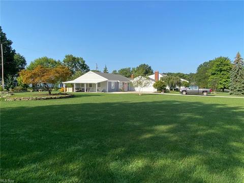 136 Nottingham Dr, Elyria, OH 44035 photo 2