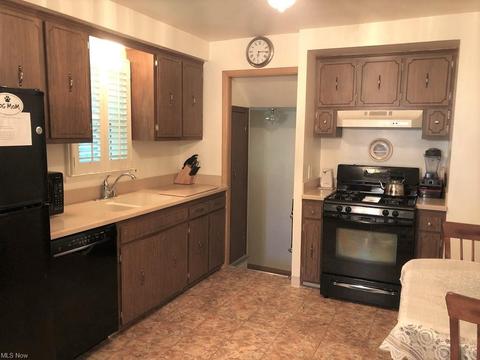5340 Cato St, Maple Heights, OH 44137 photo 8