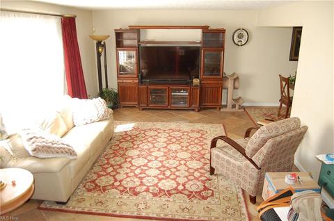 15433 Longvale Ave, Maple Heights, OH 44137 photo 2