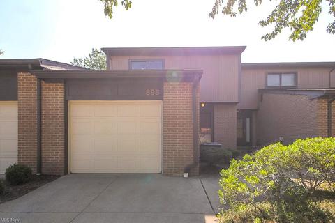 896 Wicket Dr, Akron, OH 44307 photo 1