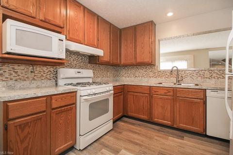 896 Wicket Dr, Akron, OH 44307 photo 10