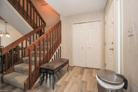 896 Wicket Dr, Akron, OH 44307 photo 2